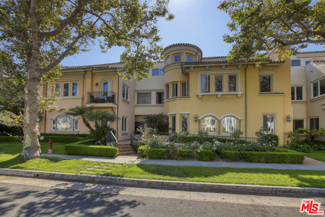 143 N Arnaz Drive, Beverly Hills CA: https://media.crmls.org/mediaz/3c91f3db-279e-45df-aeed-79f92acbe865.jpg