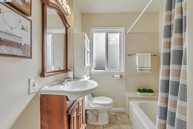 10500 Byron Ave, Oakland CA: https://media.crmls.org/mediaz/3c921d5f-3fdf-4ac5-a5fb-da74d83b5731.jpg