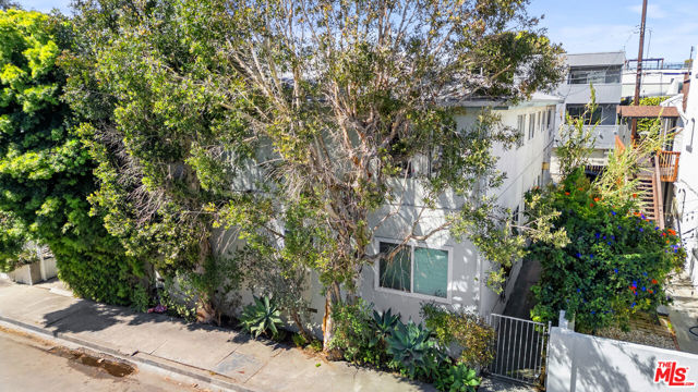 1411 Innes Place, Venice CA: https://media.crmls.org/mediaz/3c931abc-8a6f-4521-b8ab-5d9d86ecdf7a.jpg