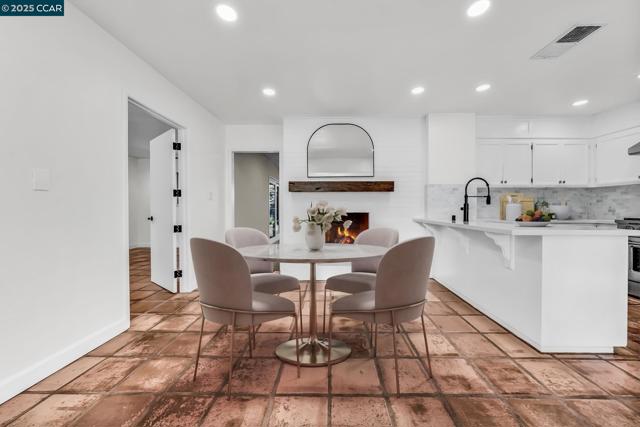 205 Castle Hill Ranch Rd, Walnut Creek CA: https://media.crmls.org/mediaz/3c93409d-c5ee-4f8c-9211-ed782e0bf412.jpg
