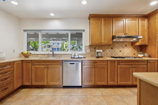 30113 Treeview St, Hayward CA: https://media.crmls.org/mediaz/3c94032c-6124-4fa5-a16e-2dd2c698b580.jpg