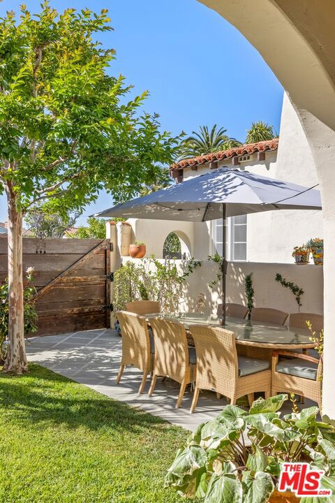 10516 Tennessee Avenue, Los Angeles CA: https://media.crmls.org/mediaz/3c945bb1-a4d5-443c-8e83-c65ce3c59bf3.jpg
