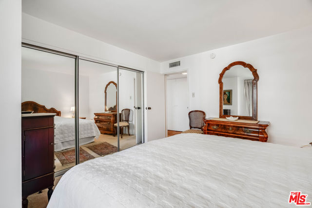 4335 S Marina City Drive, Marina del Rey CA: https://media.crmls.org/mediaz/3c952253-0505-4507-b486-4d220b1a0ab5.jpg