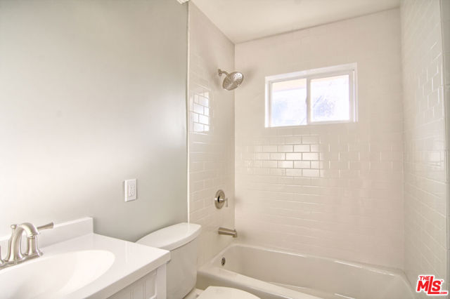 2438 5th Street, Santa Monica CA: https://media.crmls.org/mediaz/3c9589ea-b7eb-4b11-8f48-90842bdd0d30.jpg