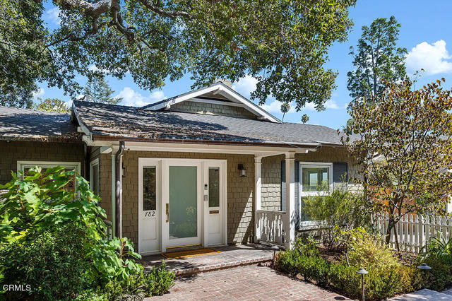 782 S Arroyo Boulevard, Pasadena CA: https://media.crmls.org/mediaz/3c966a0e-8217-4166-a429-deae38219bdd.jpg