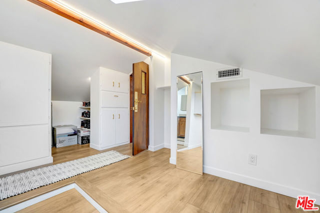 6409 Graves Avenue, Lake Balboa CA: https://media.crmls.org/mediaz/3c96f8b9-9ac4-4b64-9d55-7e0cd0eba81f.jpg