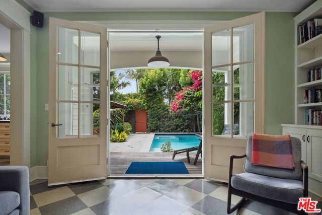 813 Crestmoore Place, Venice CA: https://media.crmls.org/mediaz/3c97283a-b8df-40ee-b816-4ba4b1d4b84f.jpg