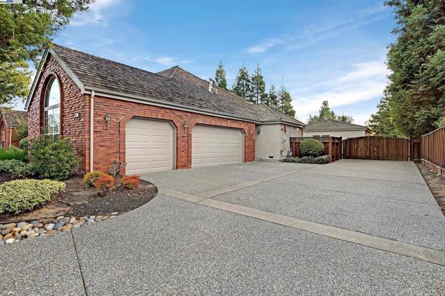 2215 Chardonnay Way, Livermore CA: https://media.crmls.org/mediaz/3c983594-b31b-4912-b96d-fc3af08ee41a.jpg