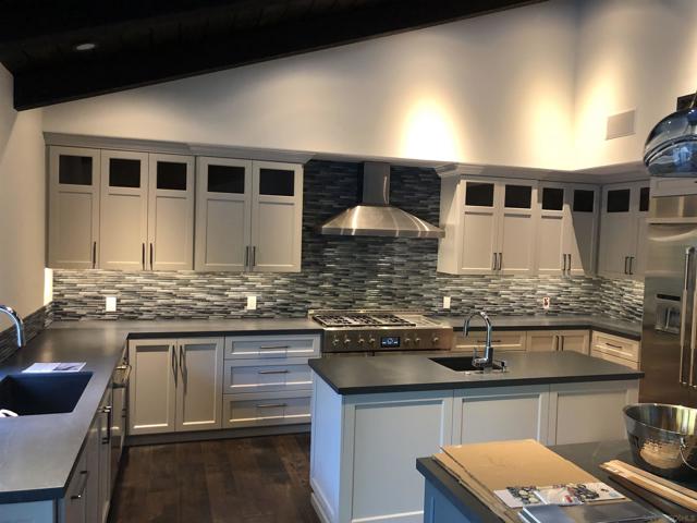 1153 Crest Dr, Encinitas CA: https://media.crmls.org/mediaz/3c98798a-d45e-460d-98b6-a8818a955199.jpg