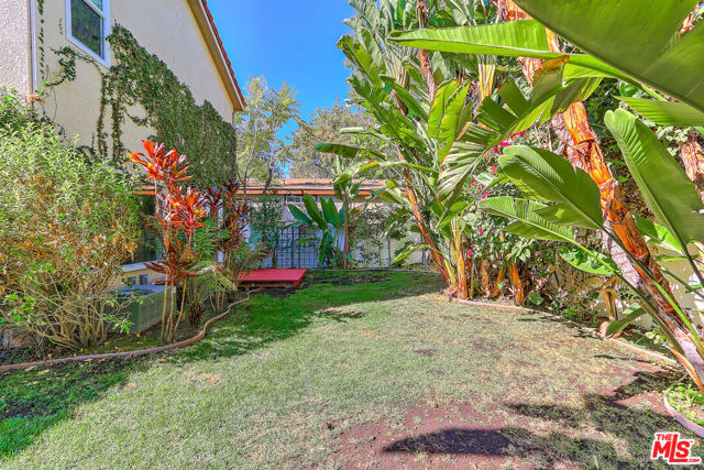 117 Navajo Lane, Topanga CA: https://media.crmls.org/mediaz/3c9a9c4d-22de-4e2f-9e9e-171d1281a241.jpg