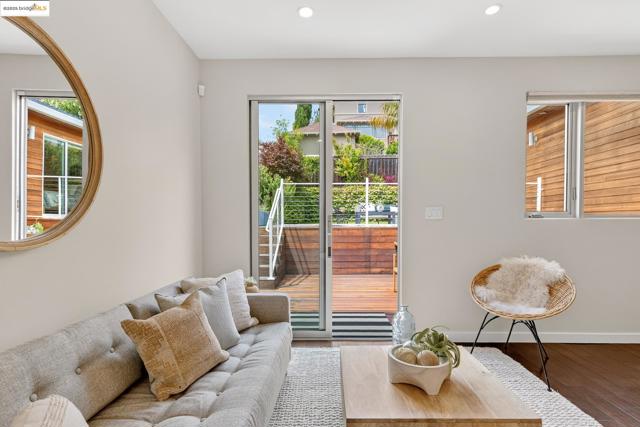 678 Walavista Ave, Oakland CA: https://media.crmls.org/mediaz/3c9aede1-dc93-4083-a56e-9ccaa6b02959.jpg
