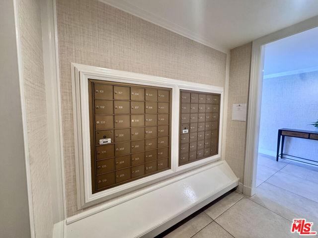 300 N Swall Drive, Beverly Hills CA: https://media.crmls.org/mediaz/3c9c7f61-e3db-4a2a-b079-f40599efe139.jpg