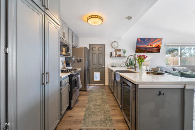 93 Flora Vista Avenue, Camarillo CA: https://media.crmls.org/mediaz/3c9c83a3-c74a-4624-bea0-4fb6976bec4b.jpg