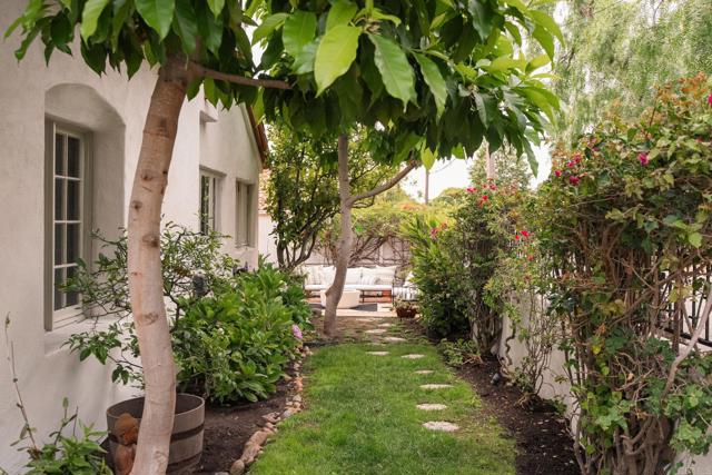 Detail Gallery Image 5 of 47 For 654 Bonair Pl, La Jolla,  CA 92037 - 5 Beds | 4 Baths