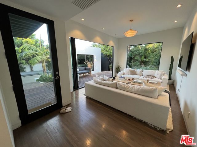 217 7th Avenue, Venice CA: https://media.crmls.org/mediaz/3c9d02c2-eba7-4875-b9c4-baa23ad0ab75.jpg