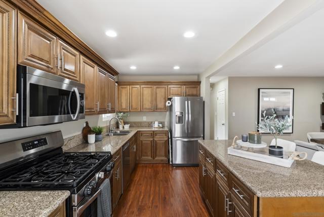 310 Bluff Wy, Oceanside CA: https://media.crmls.org/mediaz/3c9dbbd7-d212-494b-ba92-243a5be004a6.jpg