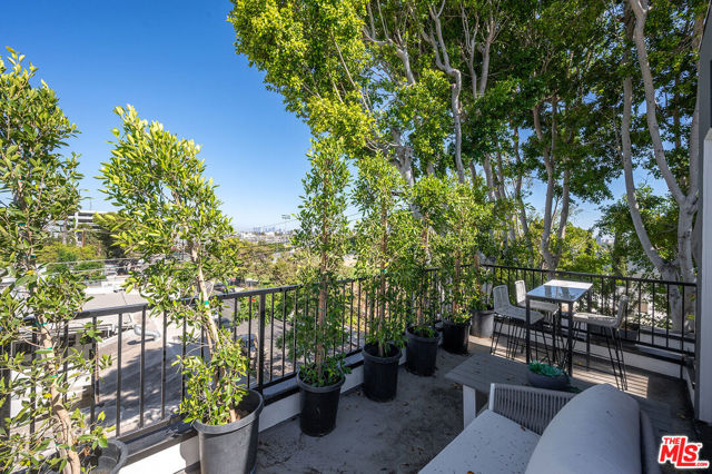 1016 N Martel Avenue, West Hollywood CA: https://media.crmls.org/mediaz/3c9e2810-cdd3-47ae-b347-a9ebacf8044f.jpg