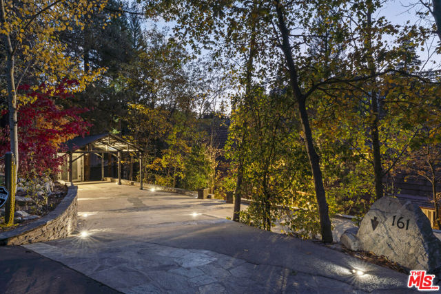 161 Rocky Point Road, Lake Arrowhead CA: https://media.crmls.org/mediaz/3c9ea6c6-596f-4204-a9cb-e9b5e6383f06.jpg