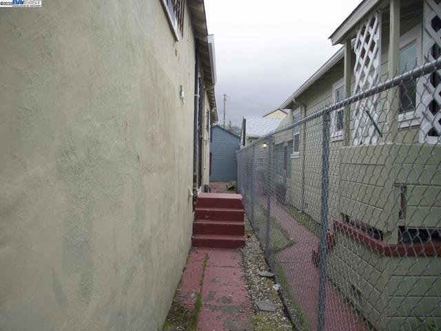 7608 Arthur St, Oakland CA: https://media.crmls.org/mediaz/3c9f5a82-95b8-4b54-b9e2-1c5a02a8e76e.jpg