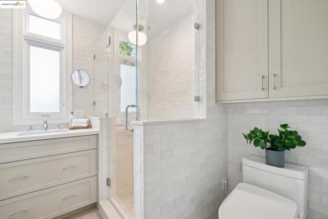 408 Euclid Ave, Oakland CA: https://media.crmls.org/mediaz/3ca0a4ac-d687-471d-ade9-1747908529fd.jpg