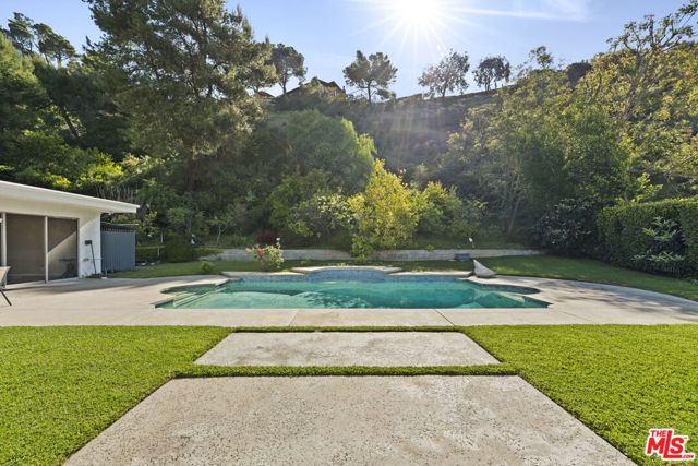 1860 Loma Vista Drive, Beverly Hills CA: https://media.crmls.org/mediaz/3ca11f6f-37a5-4fe2-ae9f-425e028070d1.jpg