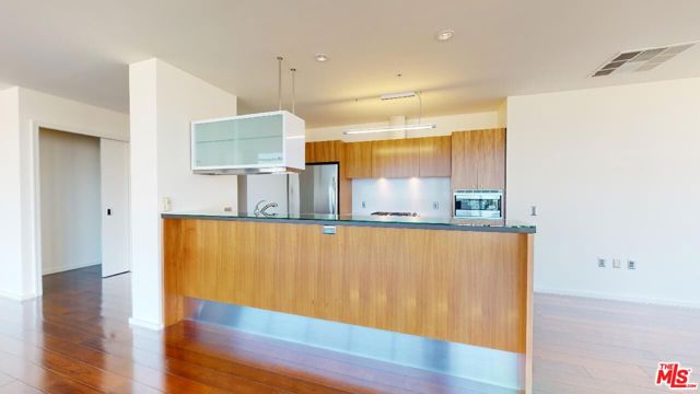 1155 S Grand Avenue, Los Angeles CA: https://media.crmls.org/mediaz/3ca18923-c349-49d3-9c87-0c3dc68c6820.jpg