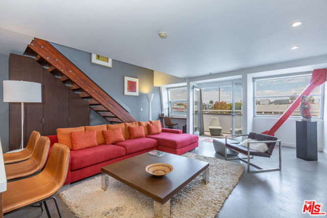 615 Hampton Drive, Venice CA: https://media.crmls.org/mediaz/3ca225df-946d-4712-a4c1-d9f5138d4542.jpg