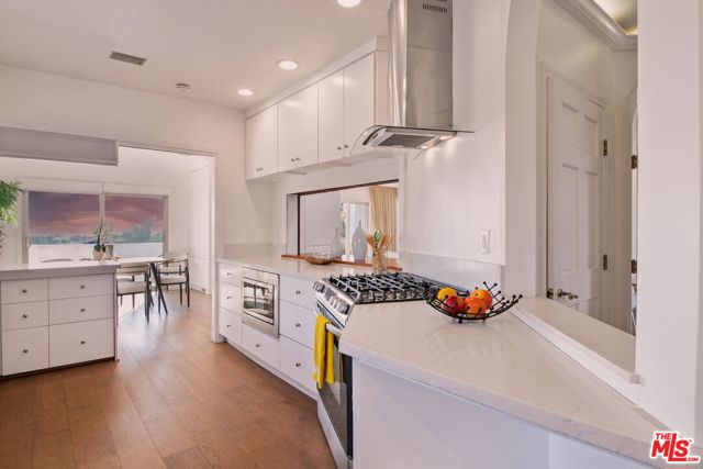 905 Berkeley Street, Santa Monica CA: https://media.crmls.org/mediaz/3ca37b41-438d-4a71-ac85-40e0df71d6da.jpg