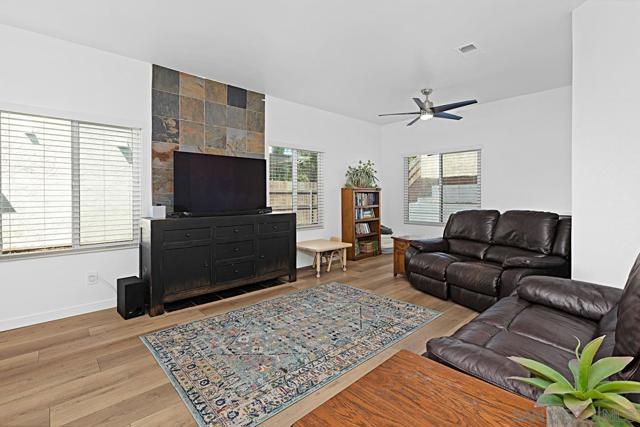 560 Deep Dell Rd, San Diego CA: https://media.crmls.org/mediaz/3ca3b67a-dc9e-473c-a318-3e3f6ad0ad44.jpg