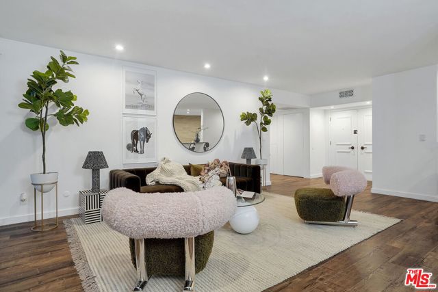 949 North KINGS Road, 201 photo 4