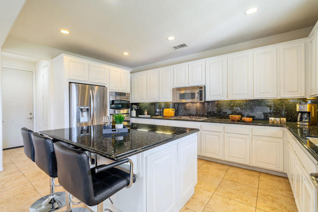 9 Shasta Lake Drive, Rancho Mirage CA: https://media.crmls.org/mediaz/3ca45d93-68f7-493d-aabb-f19586591151.jpg