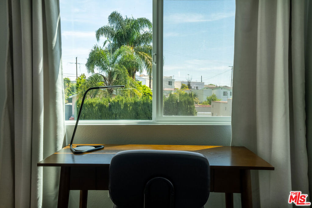 https://media.crmls.org/mediaz/3ca466aa-ae7b-4365-b5c6-b2d42e460e63.jpg?preset=X-Large