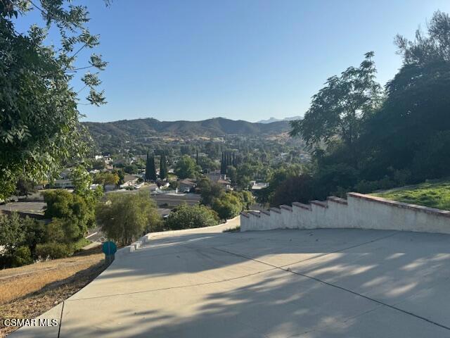 2485 Hillcrest Drive, Thousand Oaks CA: https://media.crmls.org/mediaz/3ca51d44-4f5d-48dd-8355-eff5e330af29.jpg