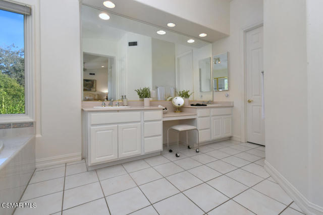 31775 Oak Ranch Court, Westlake Village CA: https://media.crmls.org/mediaz/3ca5b053-90ce-4adc-be17-38407f653265.jpg