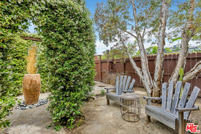 718 Vernon Avenue, Venice CA: https://media.crmls.org/mediaz/3ca67356-dfe1-4afd-a1a8-af77b0a022d1.jpg