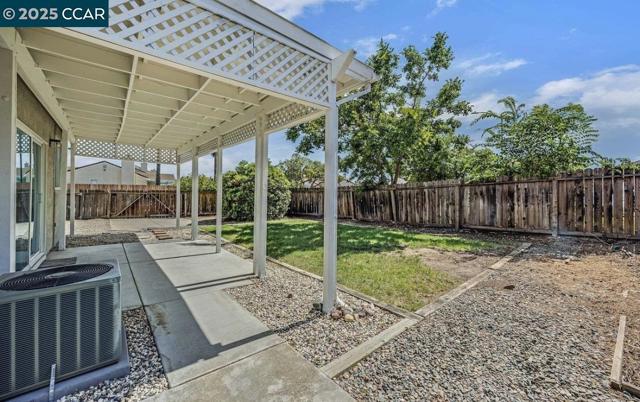 336 Lakespring Pl, Oakley CA: https://media.crmls.org/mediaz/3ca69ba7-8e7a-44f1-acf6-7e6bc5dfa63d.jpg