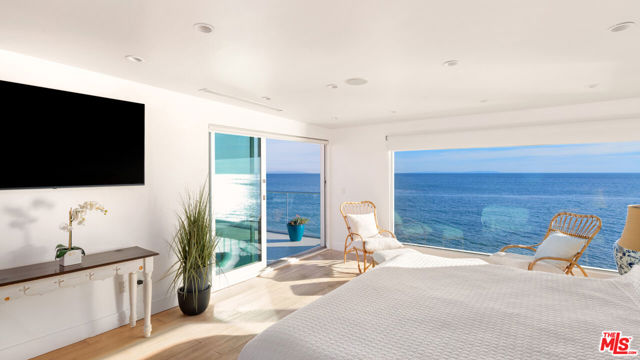 26050 Pacific Coast Highway, Malibu CA: https://media.crmls.org/mediaz/3ca75e96-0aed-4585-ba24-3485bc386557.jpg