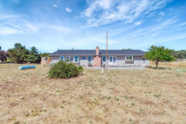 13560 Santa Teresa Boulevard, San Martin CA: https://media.crmls.org/mediaz/3ca80e38-0d99-4d63-8da8-c1caf3df00ff.jpg