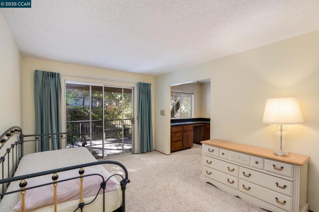 200 Lark Ln, Alamo CA: https://media.crmls.org/mediaz/3ca84e93-1700-45d7-bde7-d8a70eea8dae.jpg