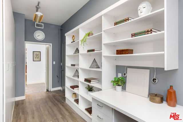 10155 Valley Spring Lane, Toluca Lake CA: https://media.crmls.org/mediaz/3ca85952-5403-4ada-a6f4-3b6a79b470d3.jpg