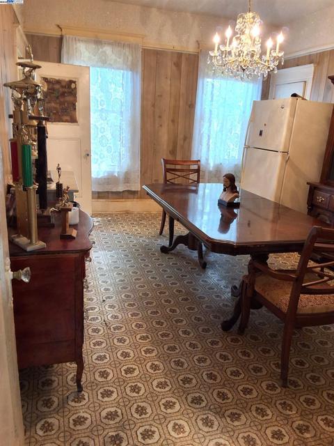 3020 E 19th st, Oakland CA: https://media.crmls.org/mediaz/3ca936c1-0a2c-41c1-9c3f-25a56d08f11d.jpg