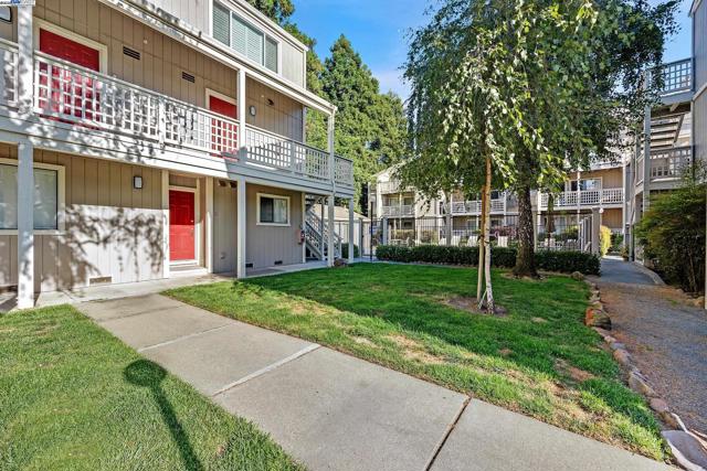 2719 Oak Rd, Walnut Creek CA: https://media.crmls.org/mediaz/3ca9d287-bd4d-4457-8224-89ed49dfecde.jpg