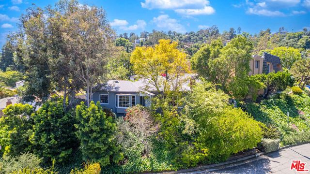 3217 Bennett Drive, Los Angeles CA: https://media.crmls.org/mediaz/3caa0a68-4e19-483c-8797-11efb3e6f547.jpg