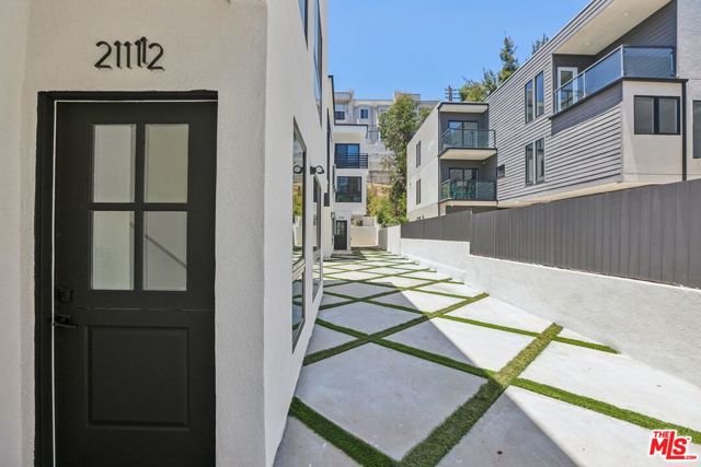 2113 Holly Drive, Los Angeles CA: https://media.crmls.org/mediaz/3caa4b5c-e4b6-4528-84ed-ba7577269336.jpg