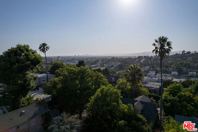 841 N La Fayette Park Place, Los Angeles CA: https://media.crmls.org/mediaz/3caa7484-58f8-4929-b4a1-a2d7c864901b.jpg