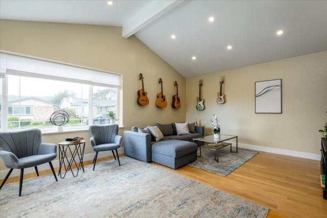 407 Beach Avenue, Half Moon Bay CA: https://media.crmls.org/mediaz/3cab5a76-844a-4e60-a826-82679c65ef1c.jpg