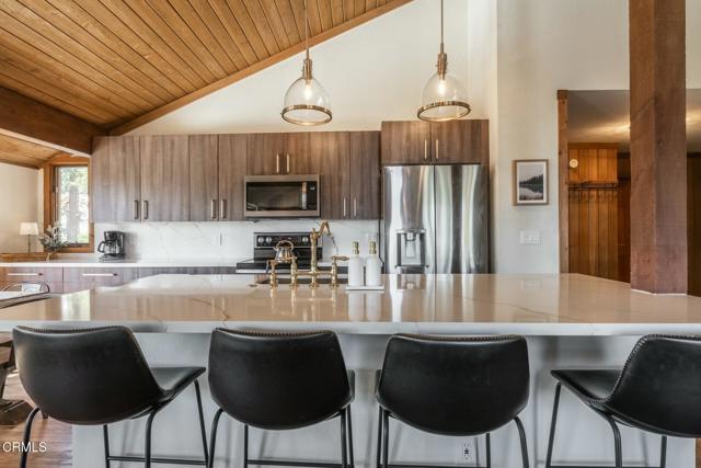 435 Lakeview Boulevard, Mammoth Lakes CA: https://media.crmls.org/mediaz/3caba397-0d1f-4d06-8bc2-fbfcdf1f8ab3.jpg
