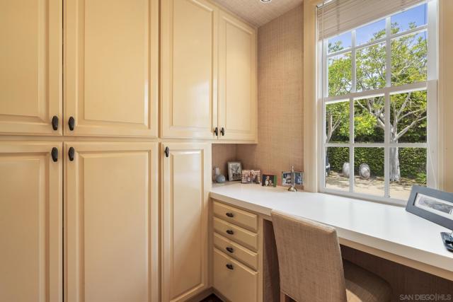 7612 Hillside Dr, La Jolla CA: https://media.crmls.org/mediaz/3cad59be-d278-441b-9324-98f06defae46.jpg