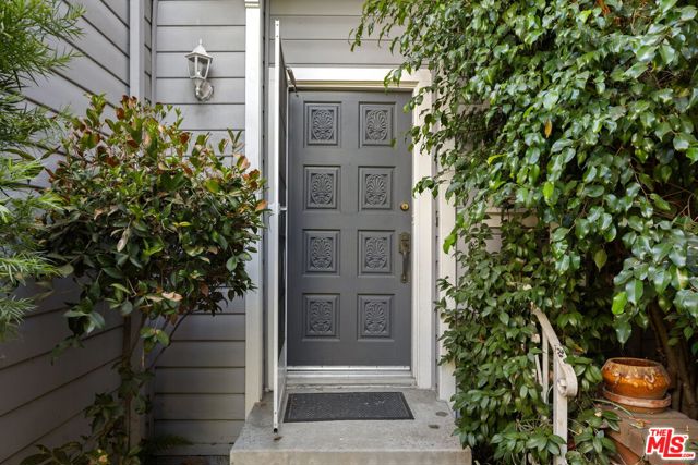 18135 Burbank Boulevard, 6 photo 4