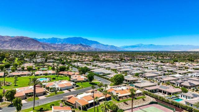 75208 Kiowa Drive, Indian Wells CA: https://media.crmls.org/mediaz/3cae5b87-b979-4863-812f-3347bc40e2f1.jpg